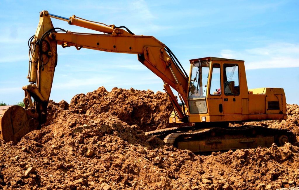 Excavateur dans un chantier