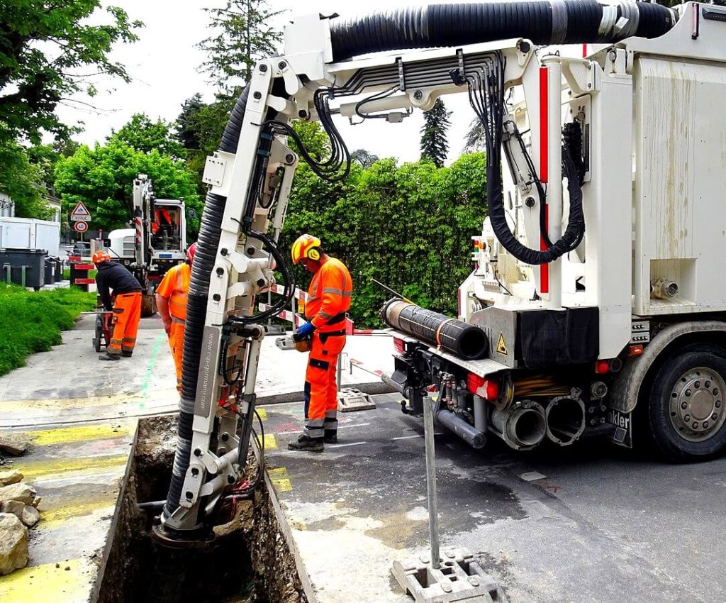 Excavatrice aspiratrice lors de travaux de terrassement