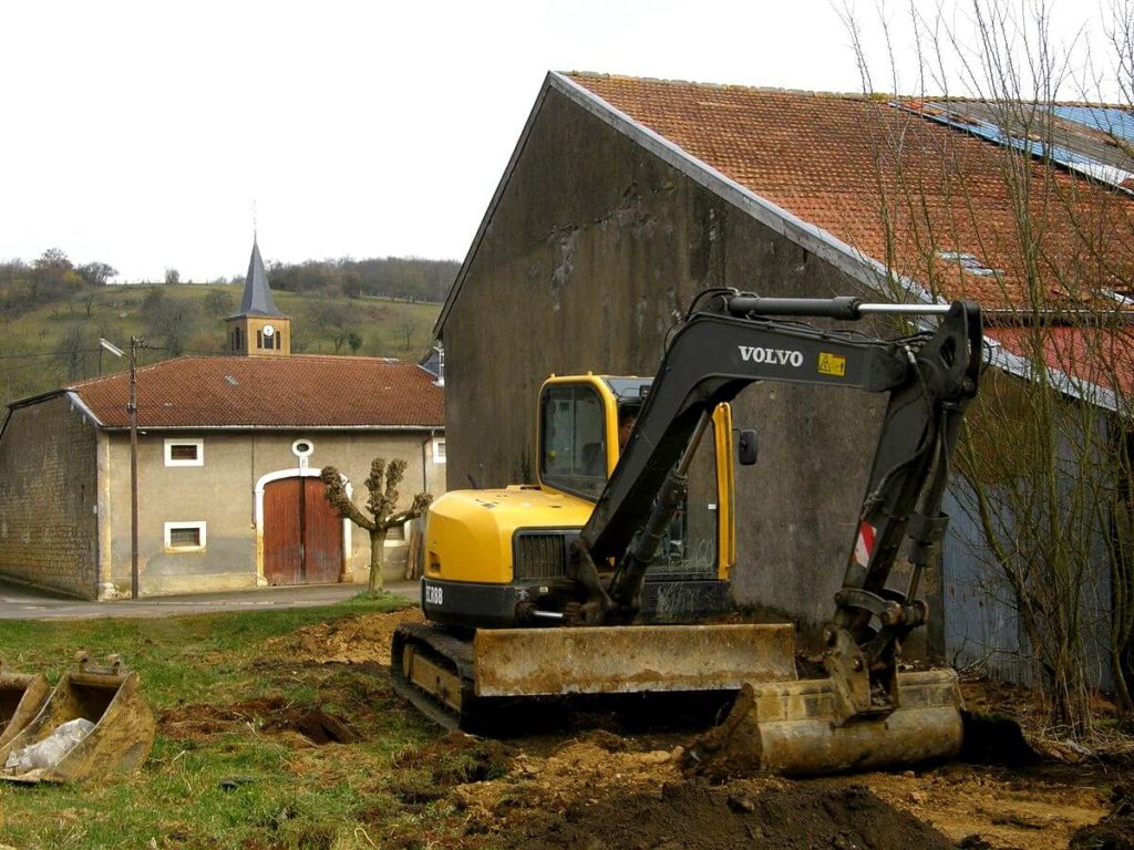 Travaux de terrassement dans une maison de campagne