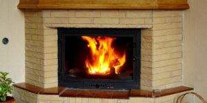 Insert dans une cheminée allumée