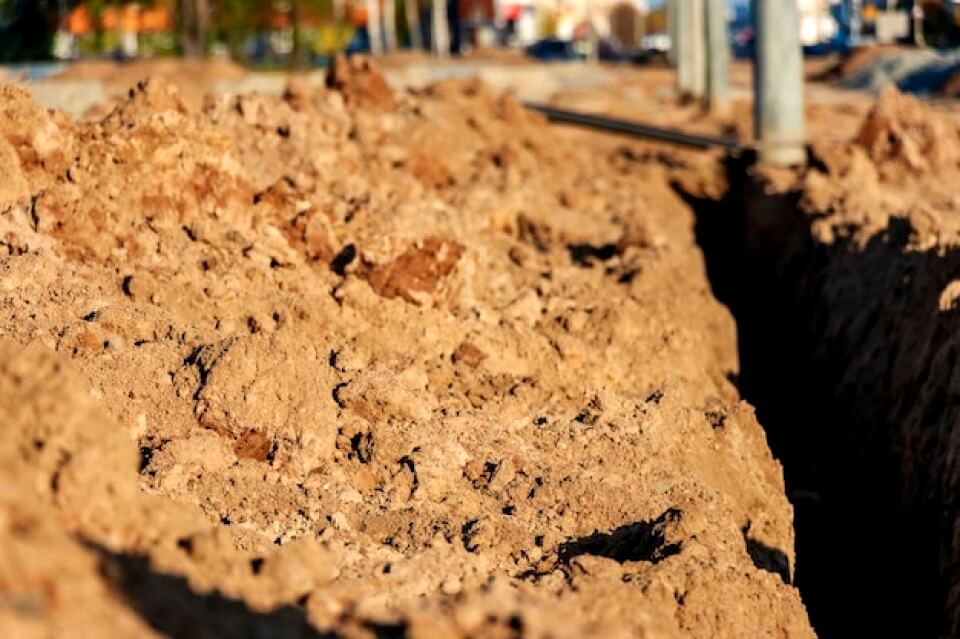 Tranchée dans le sol