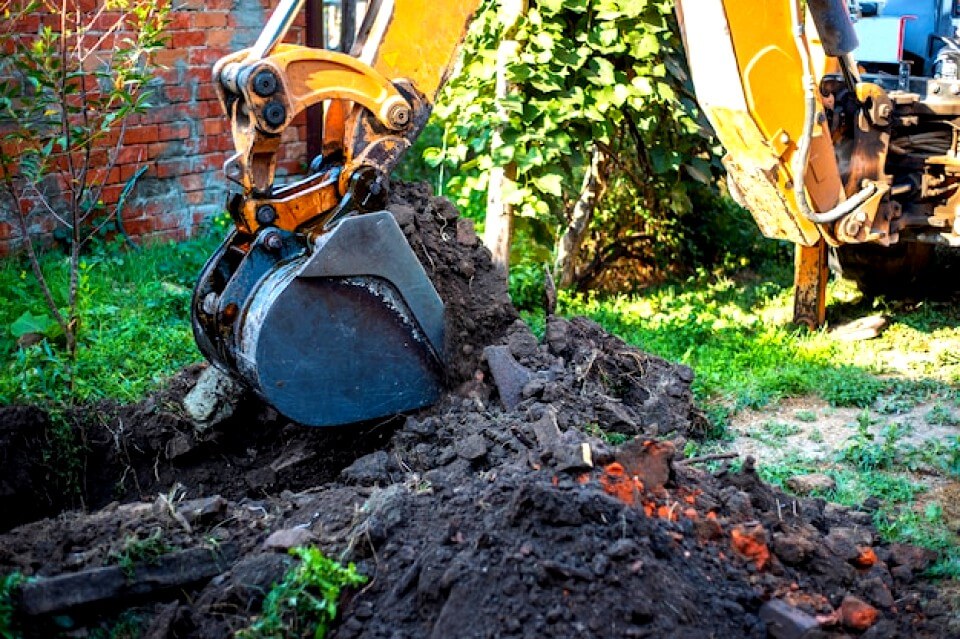 Travaux de terrassement dans un jardin