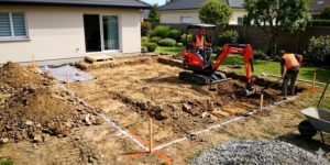 les travaux de terrassement pour une future terrasse